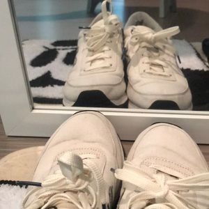 NB White Navy New Balance Sneakers 👟